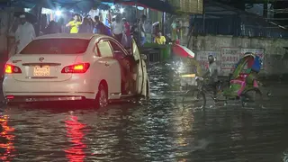 ঘণ্টাখানেকের বৃষ্টিতে রাজধানীর প্রধান কয়েকটি সড়ক ডুবে গেছে